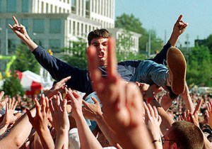 Man crowdsurfer til koncert