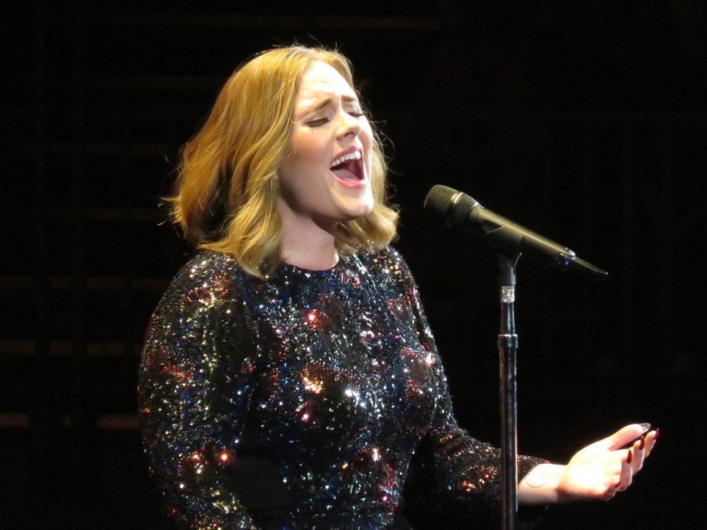 Adele confronteert een fan die haar optreden filmt