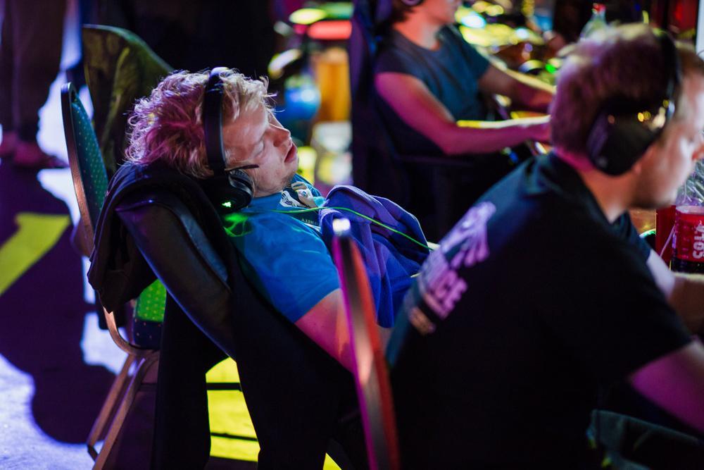 Photos of Gamers Napping Through a Massive LAN Party