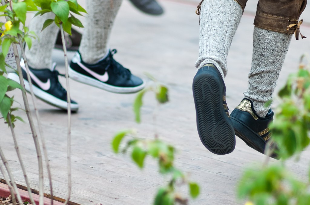 Zwei Männer mit Lederhosen und Turnschuhen