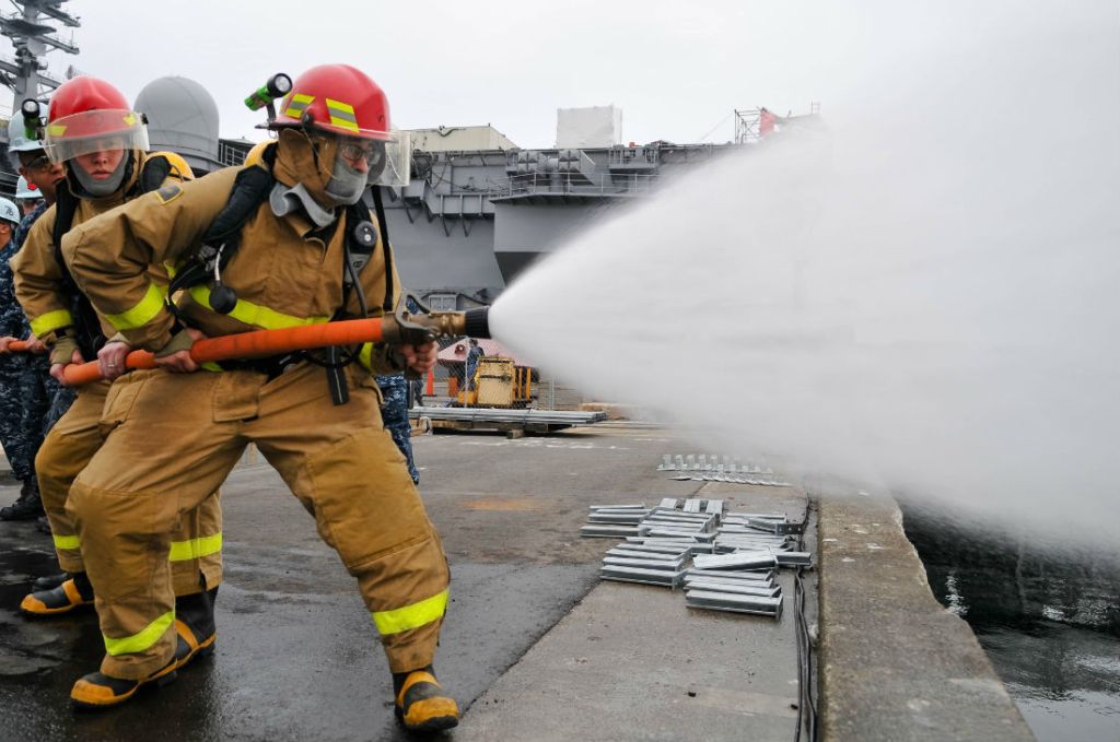 Spuitende brandweerman