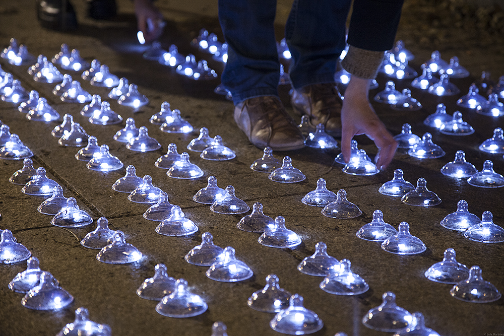 400 pezones luminosos para protestar contra la censura de Facebook