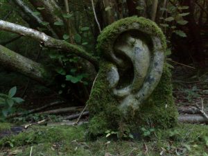 Statue eines Ohres; beim Menschen findet sich darin Ohrenschmalz