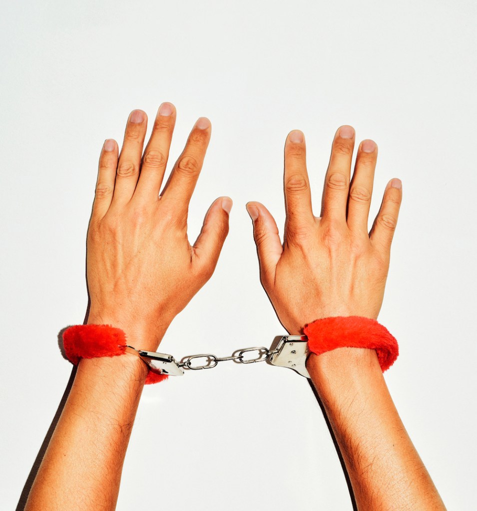 bdsm fetish: handen met handcuffs