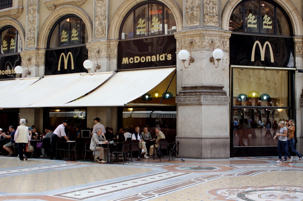 McDonald’s a deschis un restaurant în cel mai controversat loc: Vaticanul