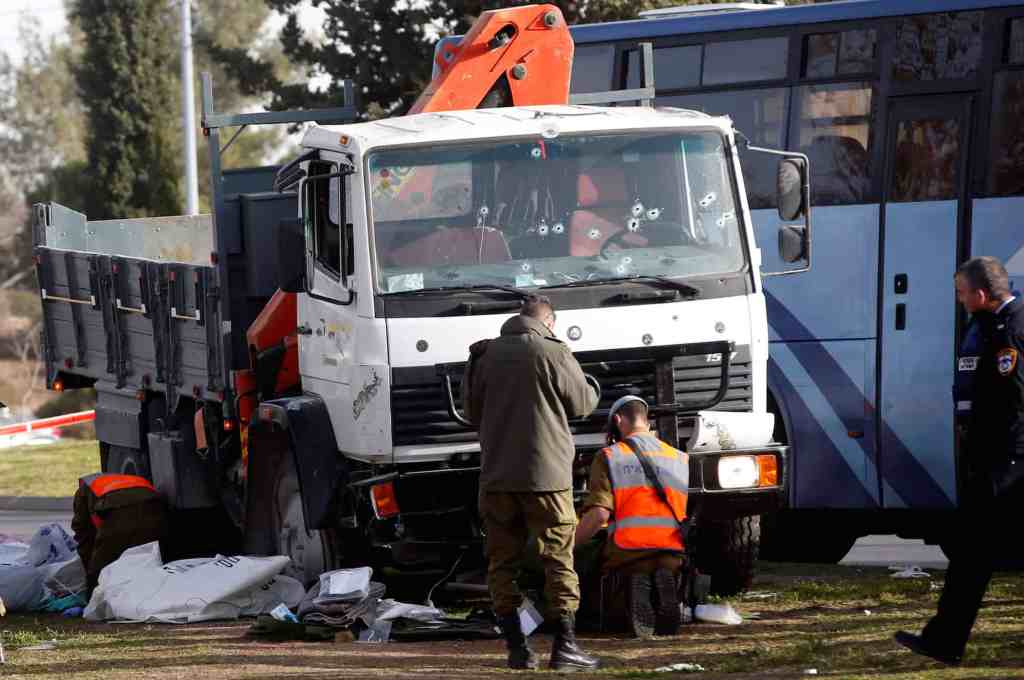 Truk Menabrak Kerumunan Prajurit Israel, menewaskan Empat Orang