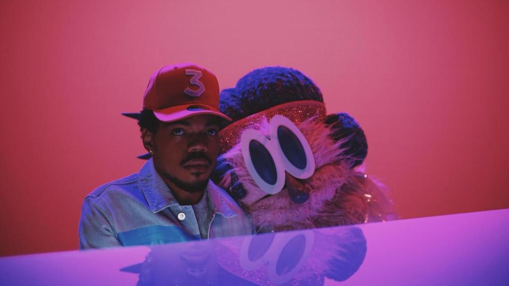 Es solo Chance the Rapper, un peluche y un piano en su nuevo video para «Same Drugs»