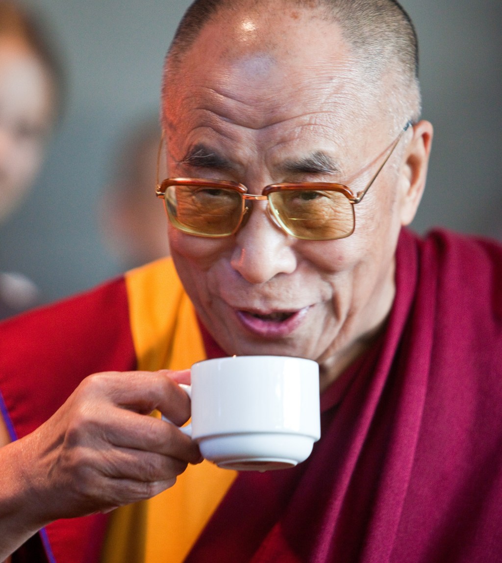 El Dalai Lama dice que curó a Mongolia del alcoholismo con leche de caballo