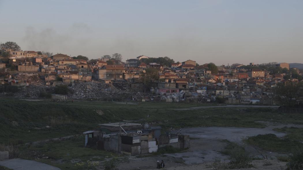 Los habitantes del campamento romaní de Maksuda, en las afueras de la ciudad de Varna, viven junto a miles de toneladas de residuos, ratas y jeringuillas