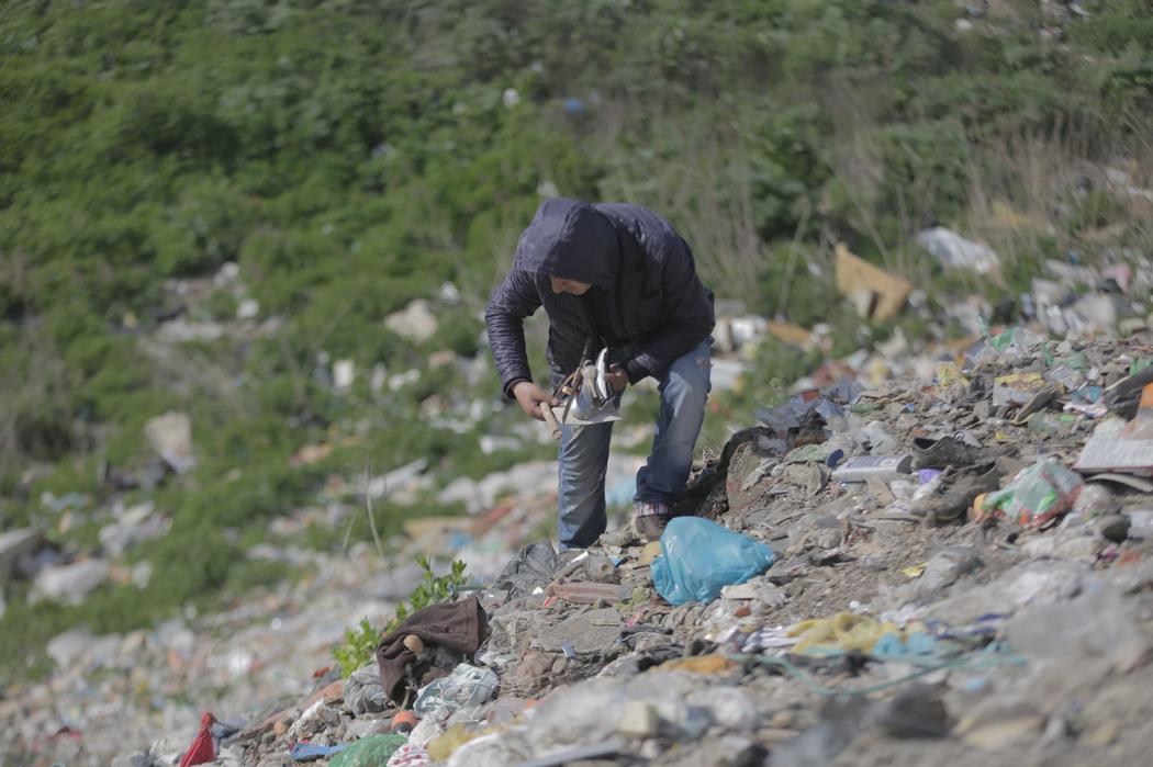 El Gobierno griego ha anunciado cambios en las leyes de adopción; sin embargo, la Viceministra de Trabajo guarda con celo su mano de cartas a este respecto. Fotografía: campamento de Maksuda en Varna, Bulgaria.