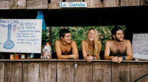 tres personas en una cabaña