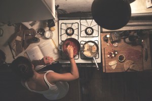 Perempuan memasak di dapur