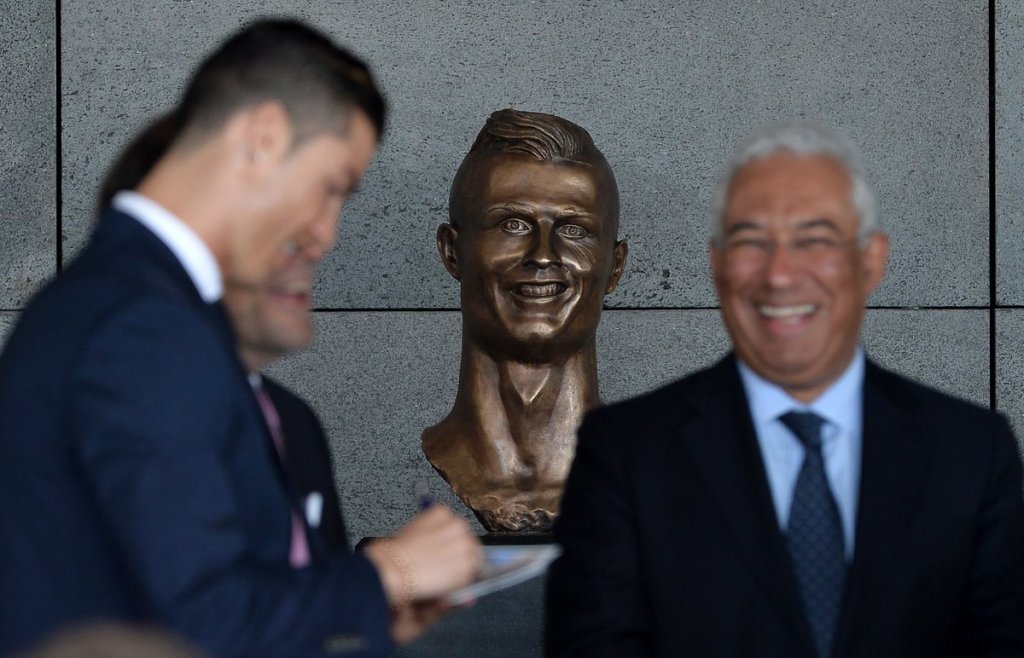 Le sculpteur du buste de Ronaldo se défend comme il peut