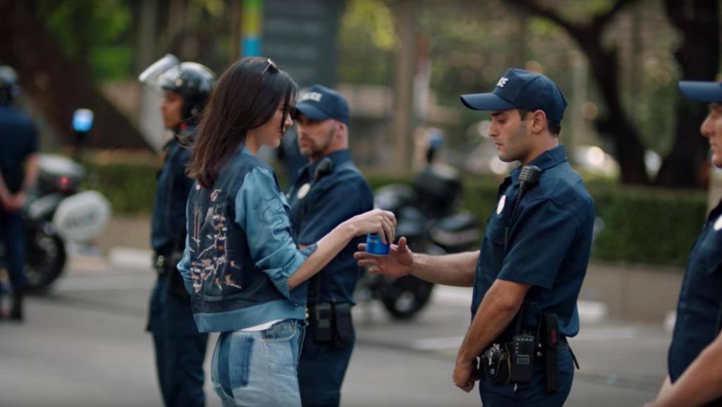 Kendall Jenner stopper alt ondt med en dåsesodavand i ny reklame for Pepsi