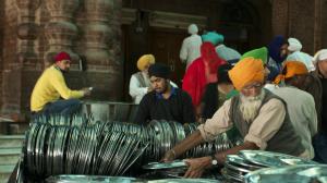 Menyambangi Dapur Umum Gratis Terbesar Di Dunia di Kuil Sikh Amritsar India