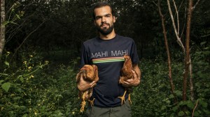 chico con dos gallinas