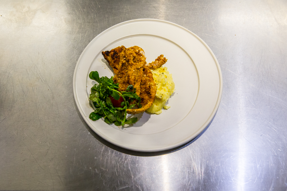 Milanesa con puré de papa espacial