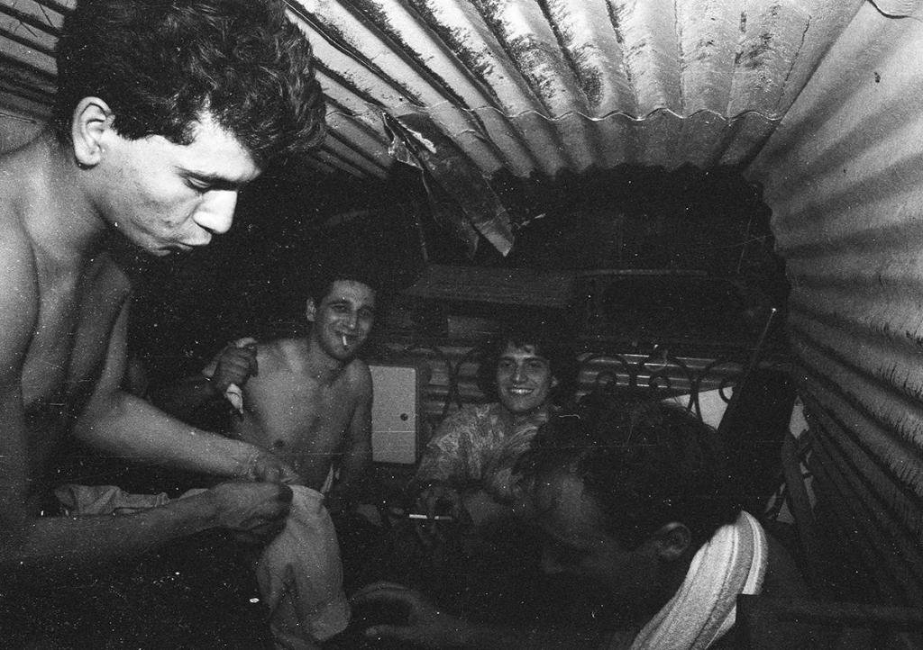 Foto delle scena punk dei sotterranei napoletani negli anni Ottanta