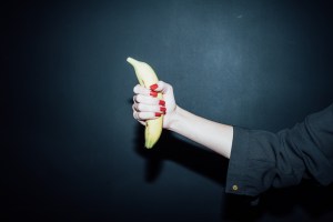 Eine Frau hält eine Banane in der Hand