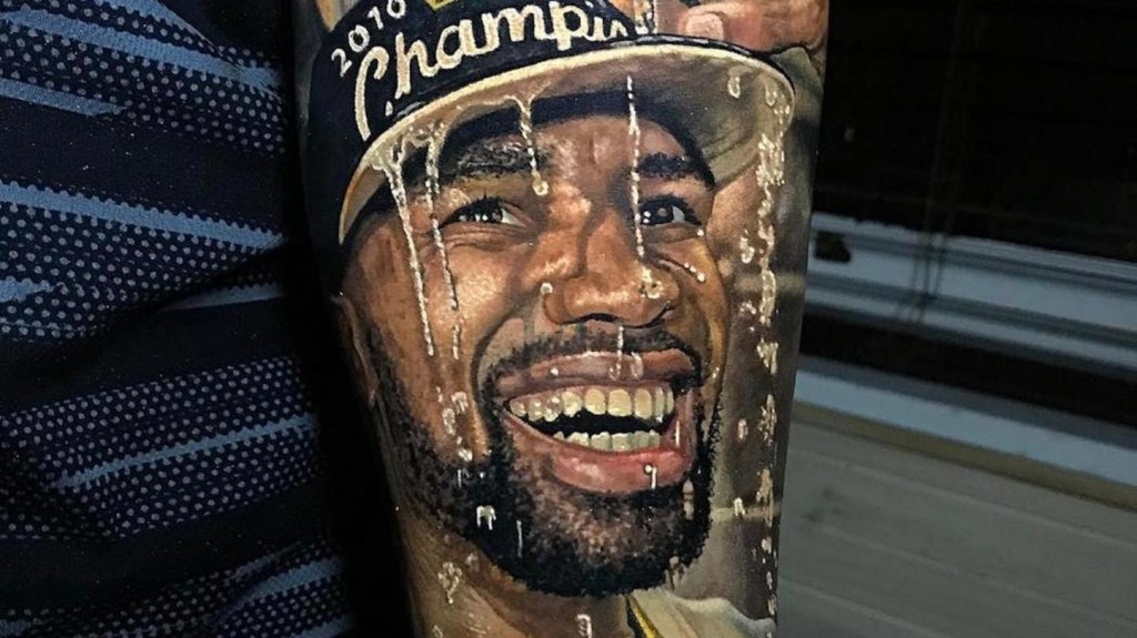 Fãs de NBA do mundo todo vão até a Nova Zelândia para tatuar com esse cara