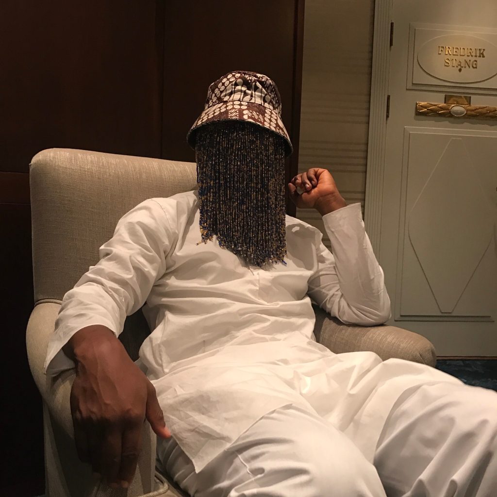 Diez preguntas a Anas Aremeyaw Anas, el rockstar del periodismo africano