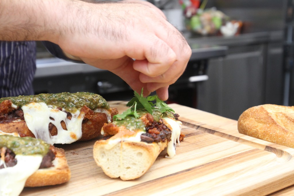 Dieses käsetriefende Chorizo-Sandwich ist das perfekte Katergericht