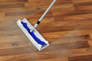 Stoffige parketvloer wordt schoongemaakt met Swiffer