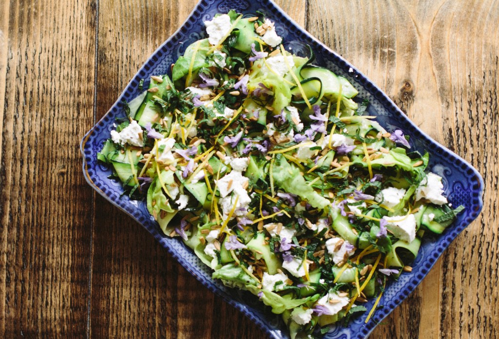 La salade laitue, courgette et fromage de chèvre frais