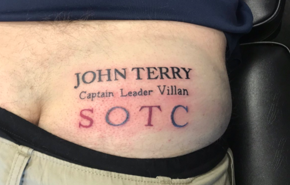 Fan de Aston Villa pierde apuesta y se tatúa el nombre de John Terry en una nalga