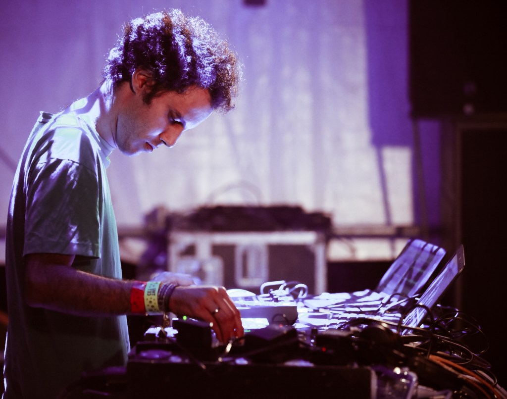 Escucha la nueva canción de Four Tet «Two Thousand And Seventeen», ahora