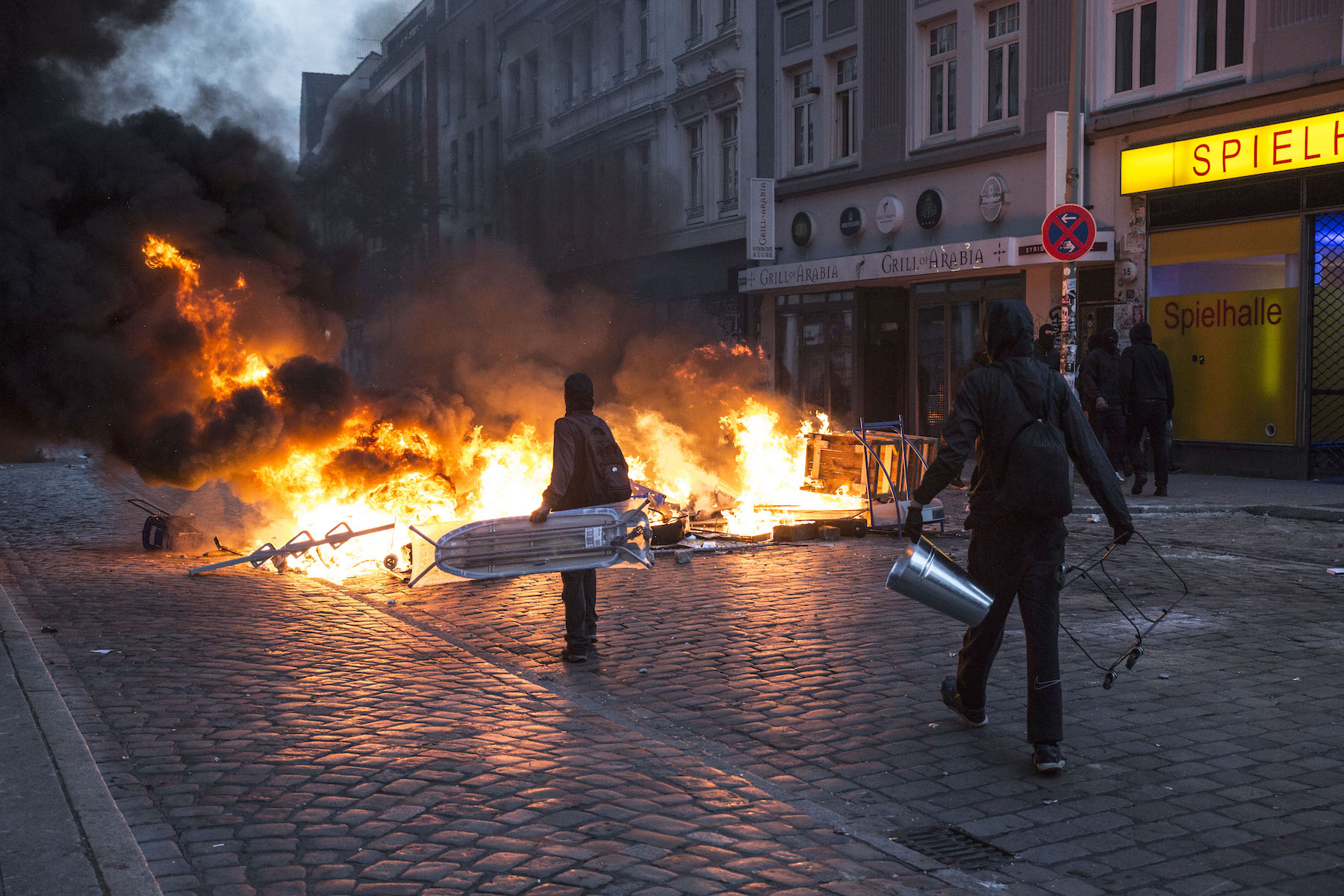 Hamburgo durante la cumbre del G20 barricadas fuego violencia policial saqueos