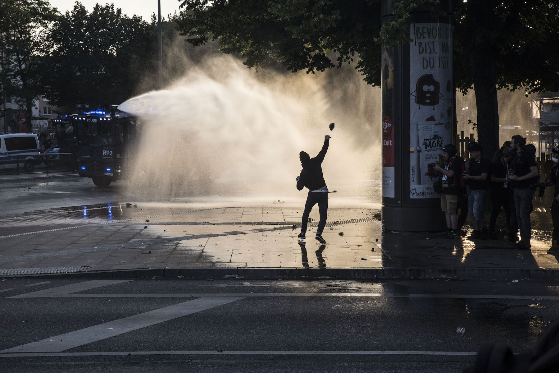 Hamburgo durante la cumbre del G20 barricadas fuego violencia policial saqueos