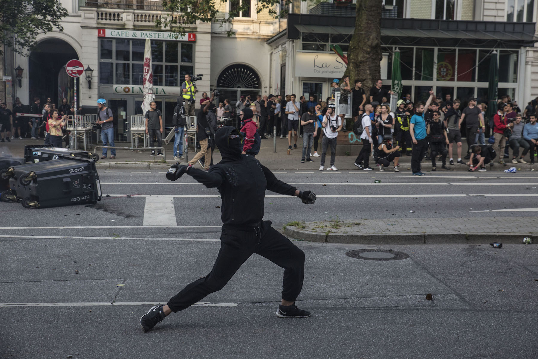 Hamburgo durante la cumbre del G20 barricadas fuego violencia policial saqueos