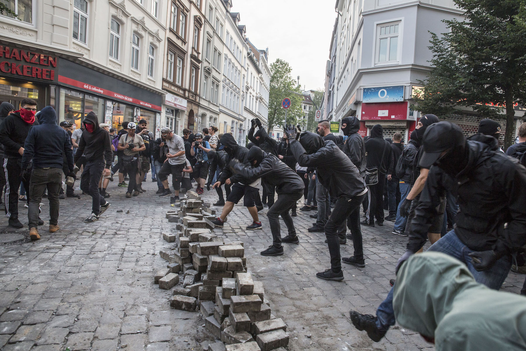 Hamburgo durante la cumbre del G20 barricadas fuego violencia policial saqueos