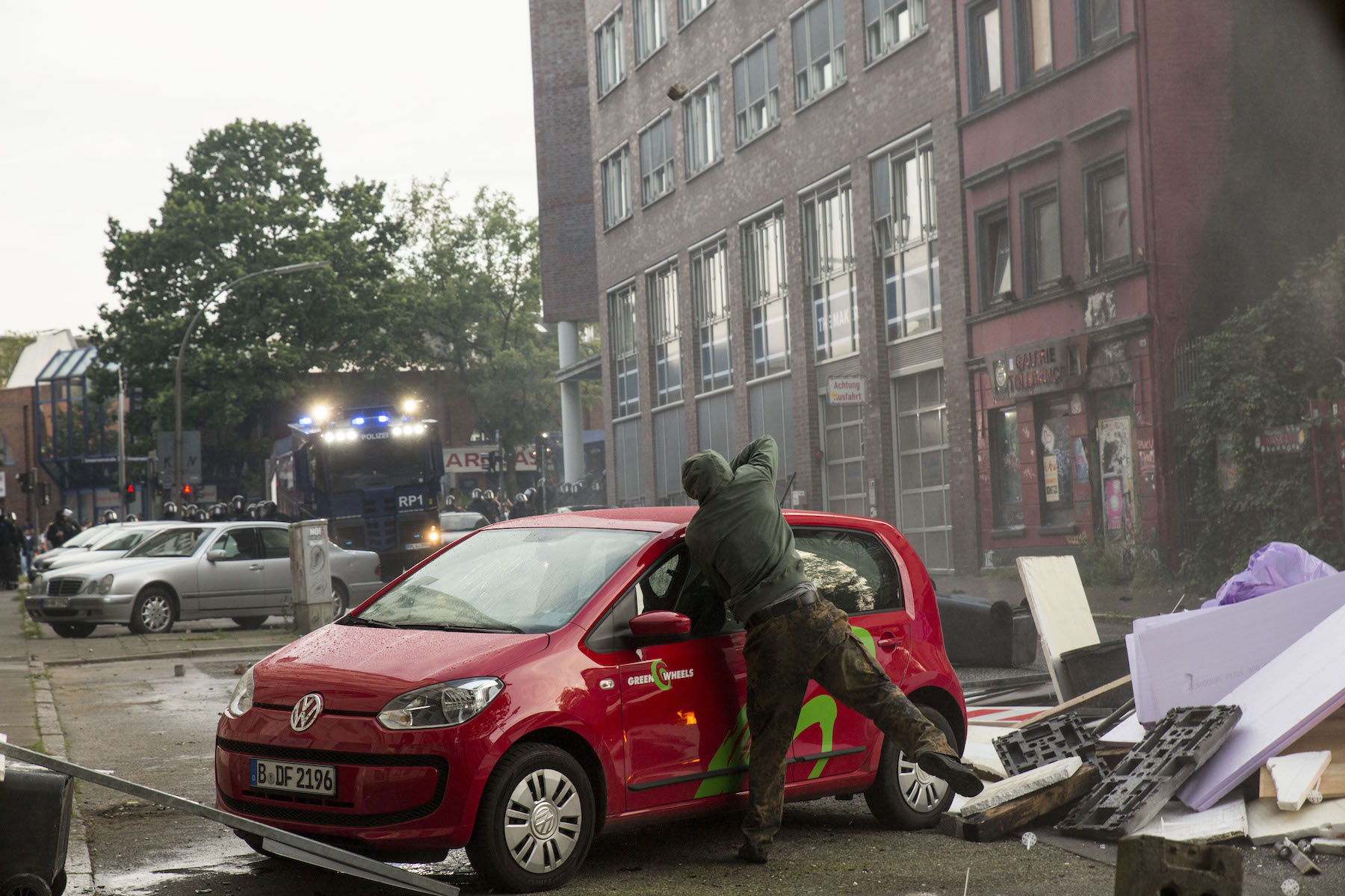 Hamburgo durante la cumbre del G20 barricadas fuego violencia policial saqueos