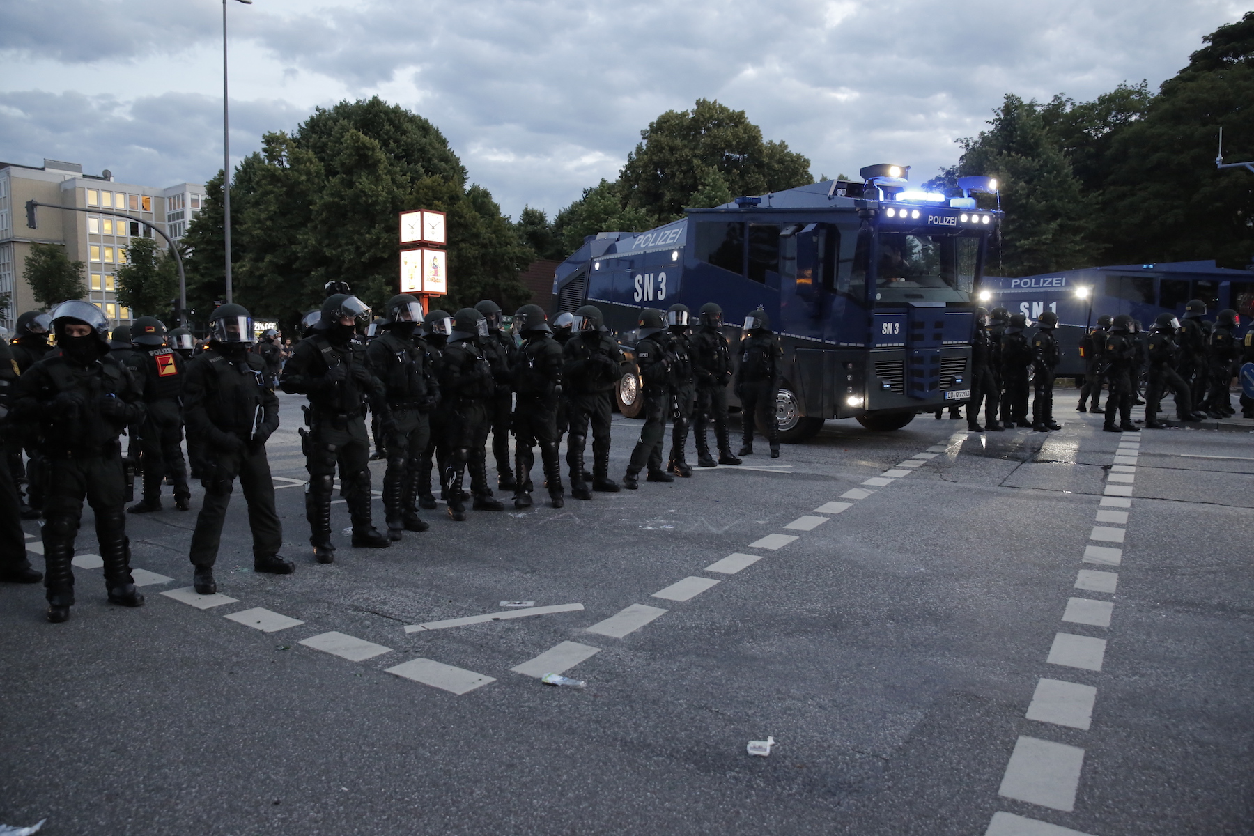 Hamburgo durante la cumbre del G20 barricadas fuego violencia policial saqueos