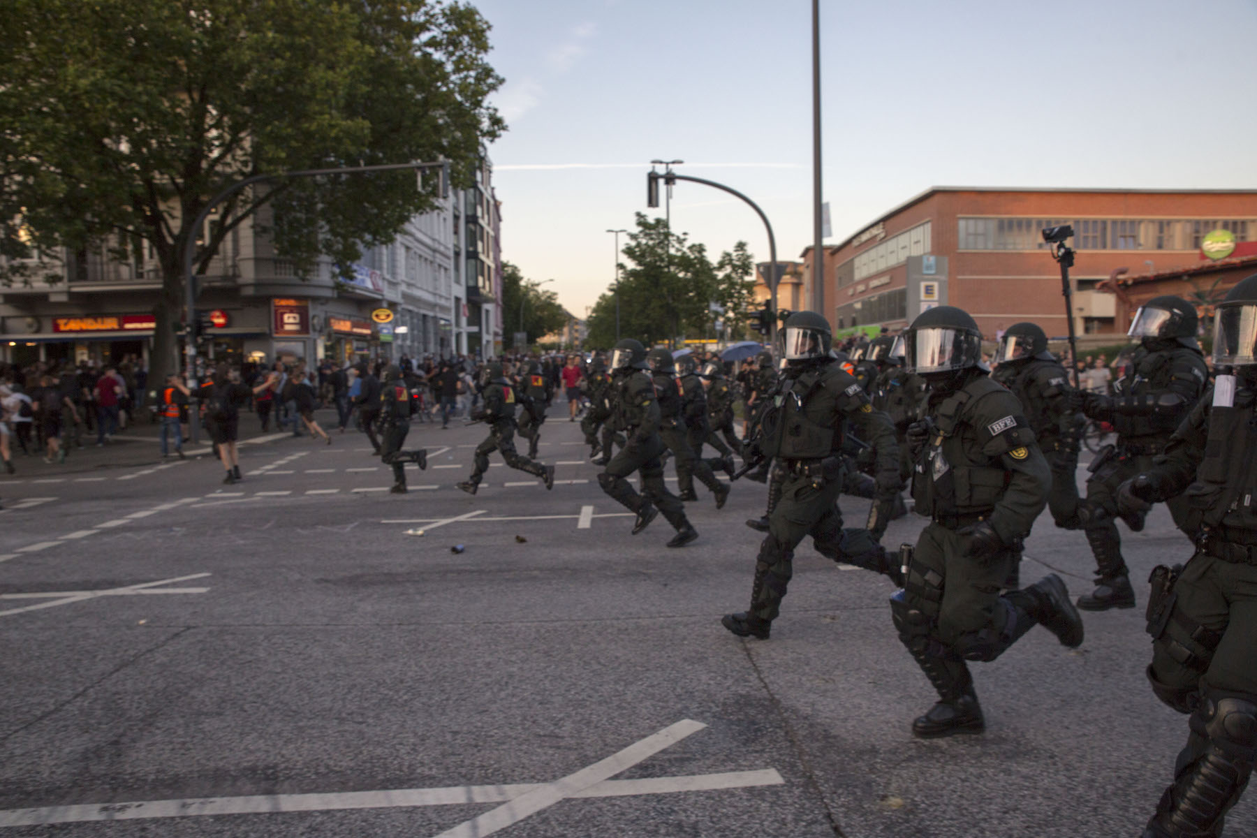 Hamburgo durante la cumbre del G20 barricadas fuego violencia policial saqueos