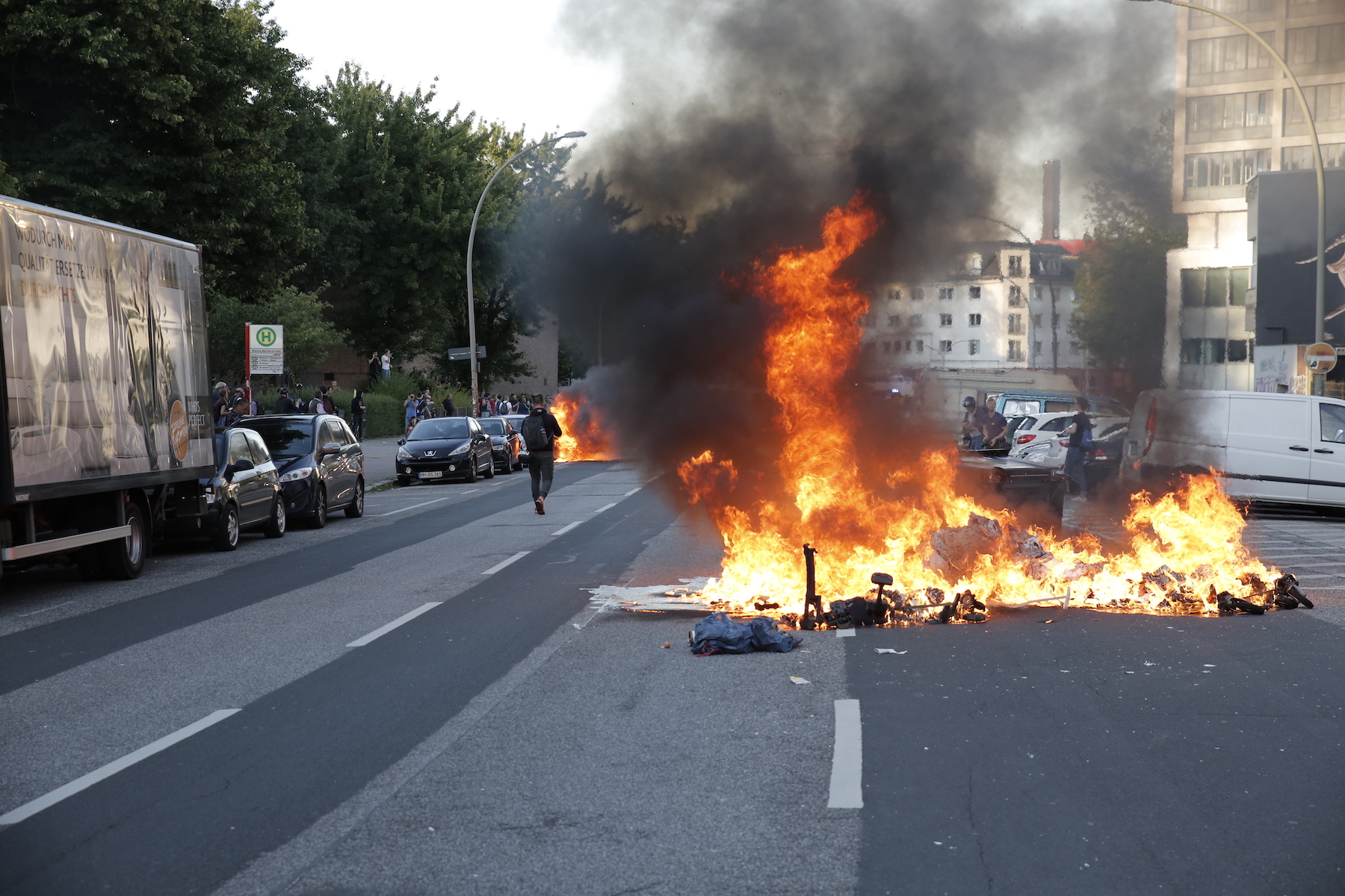 Hamburgo durante la cumbre del G20 barricadas fuego violencia policial saqueos