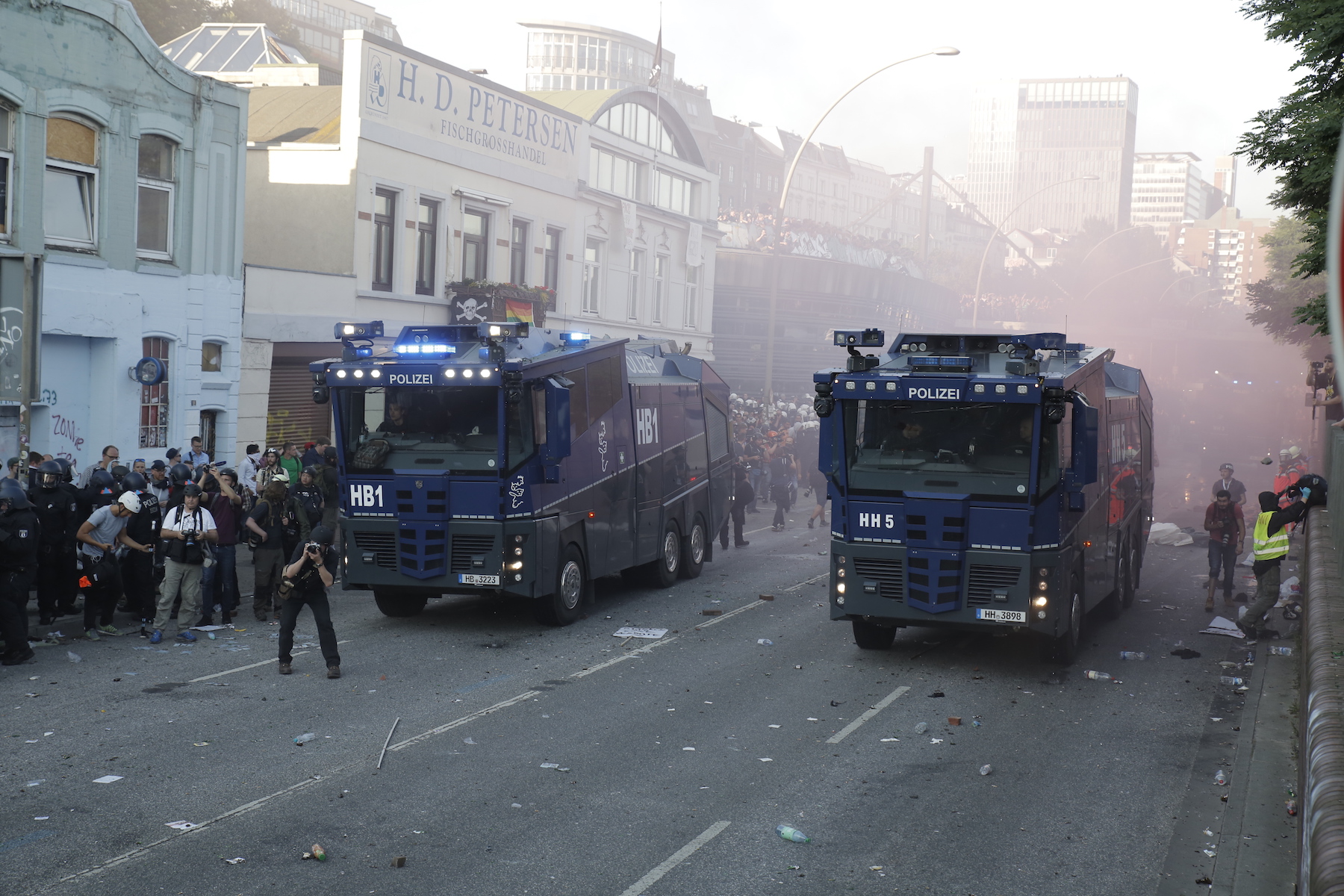 Hamburgo durante la cumbre del G20 barricadas fuego violencia policial saqueos