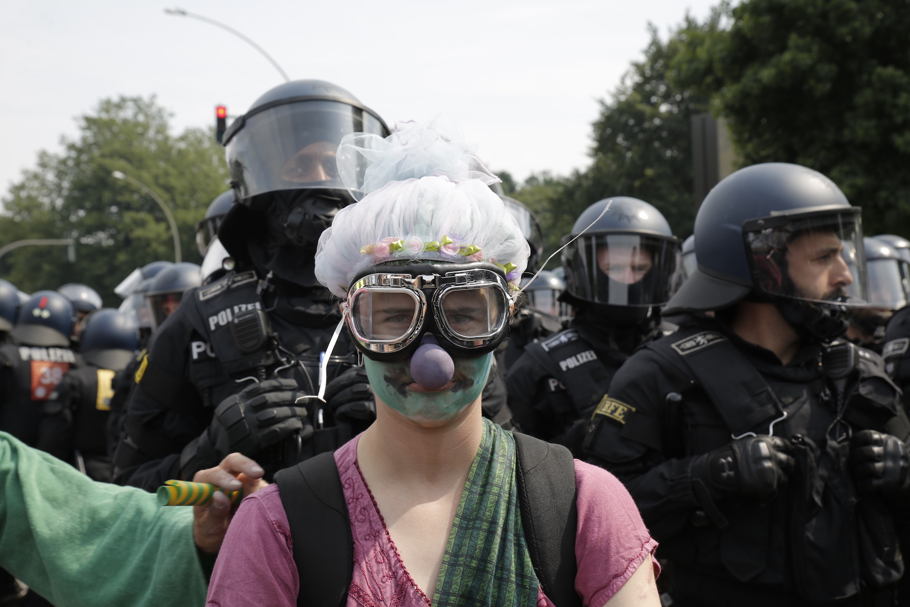 Hamburgo durante la cumbre del G20 barricadas fuego violencia policial saqueos