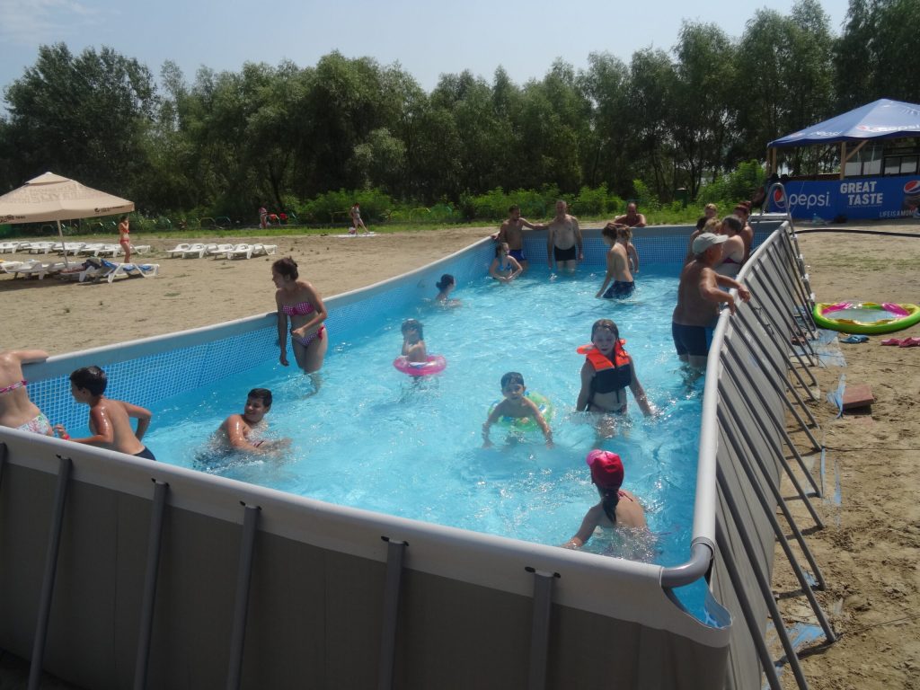 Dacă piscina asta din Galați ar fi România, tu te-ai fi înecat deja