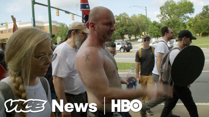 Bekijk de aflevering  ‘Charlottesville: Race and Terror’ van ‘VICE News Tonight’