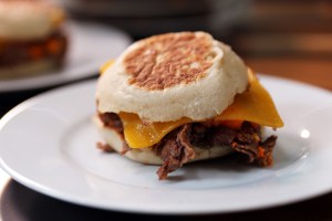 Panino con bistecca e maionese al foie gras