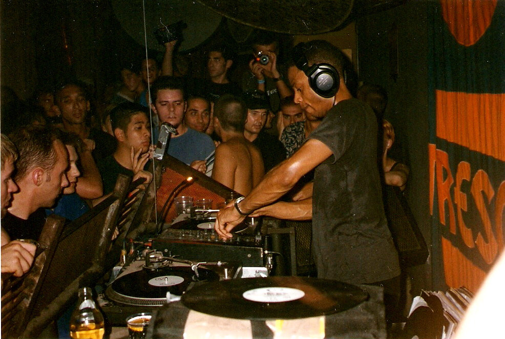 ¿Quieres saber cómo sonaba un b2b entre Jeff Mills y Adam Beyer en Tresor en 1998?