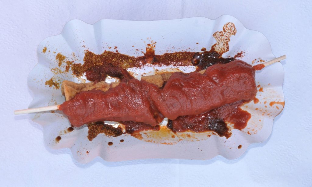 “Rachen aus Drachen” – Dieser Typ isst die schärfste Currywurst Berlins zum Frühstück