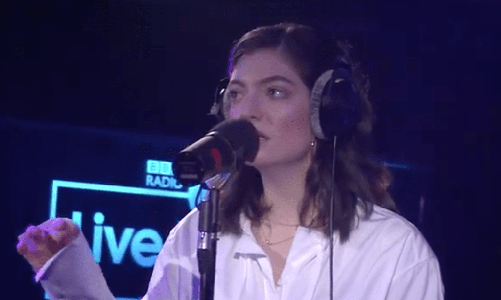 Lorde heeft Phil Collins’ ‘In The Air Tonight’ gecoverd en het is geweldig