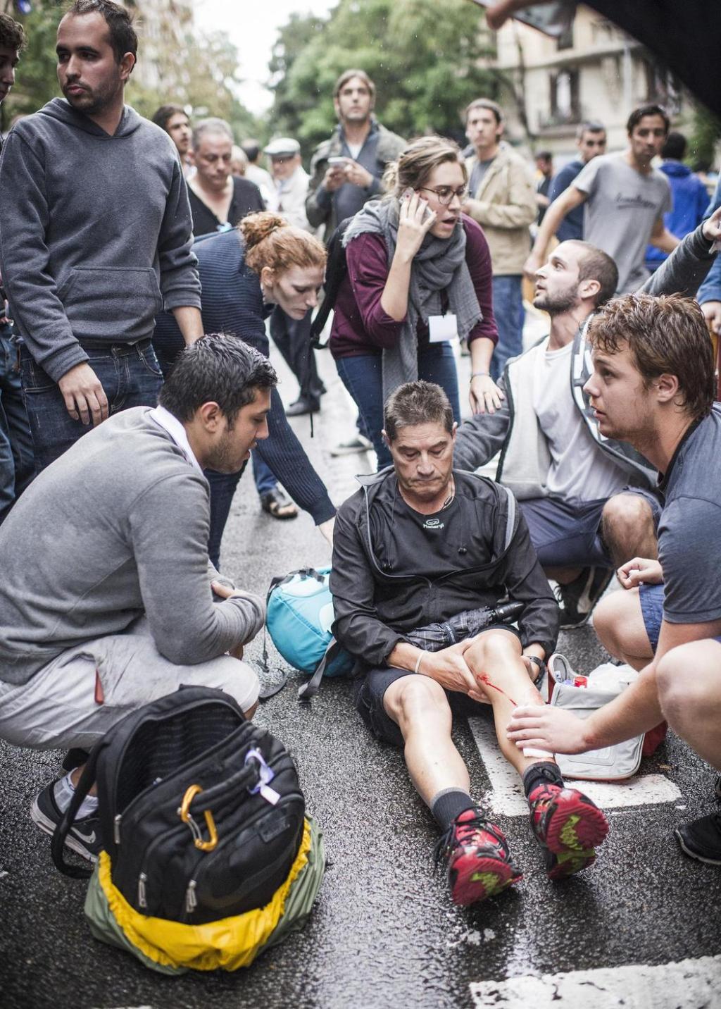 Balles de caoutchouc dans la pluie : récit photo du référendum catalan à Barcelone