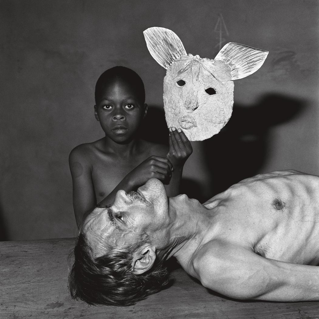 Roger Ballen tommy samson y una máscara