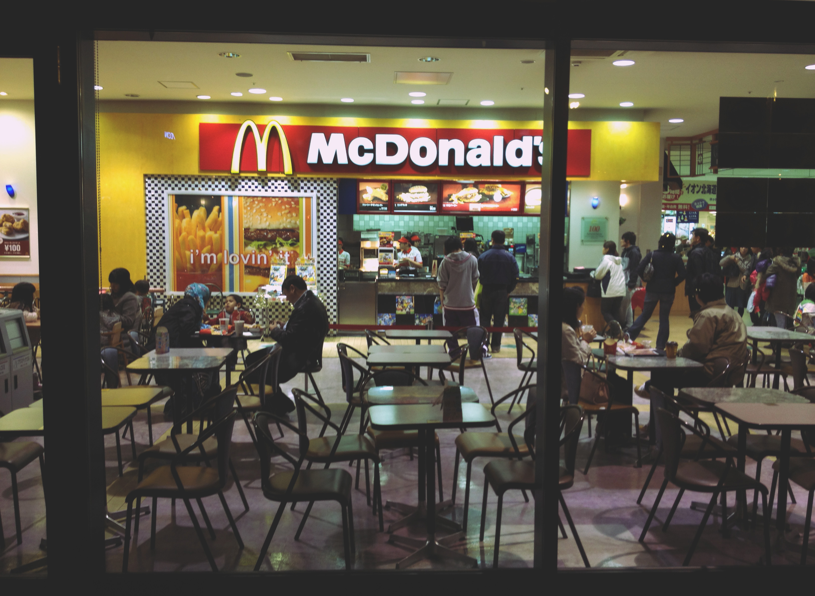 1508779125278-mcdonalds-night