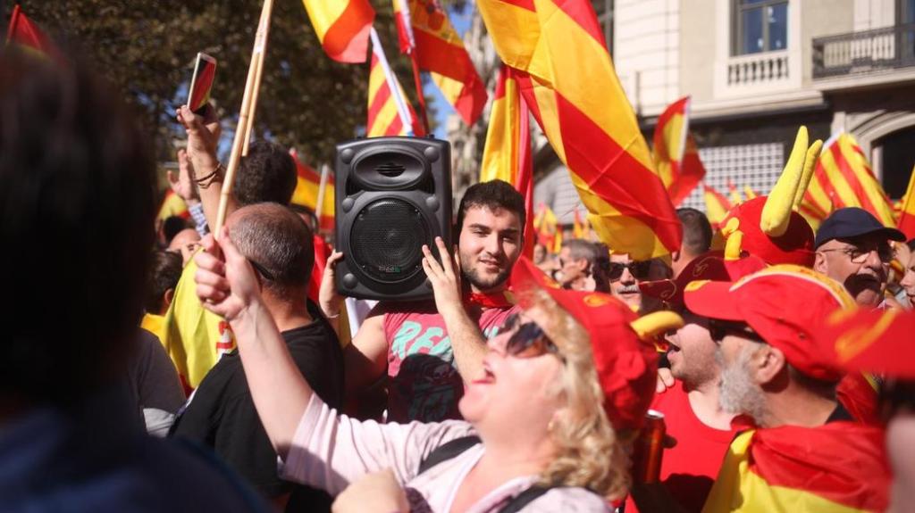 Des milliers de personnes ont protesté contre l’indépendance de la Catalogne ce week-end